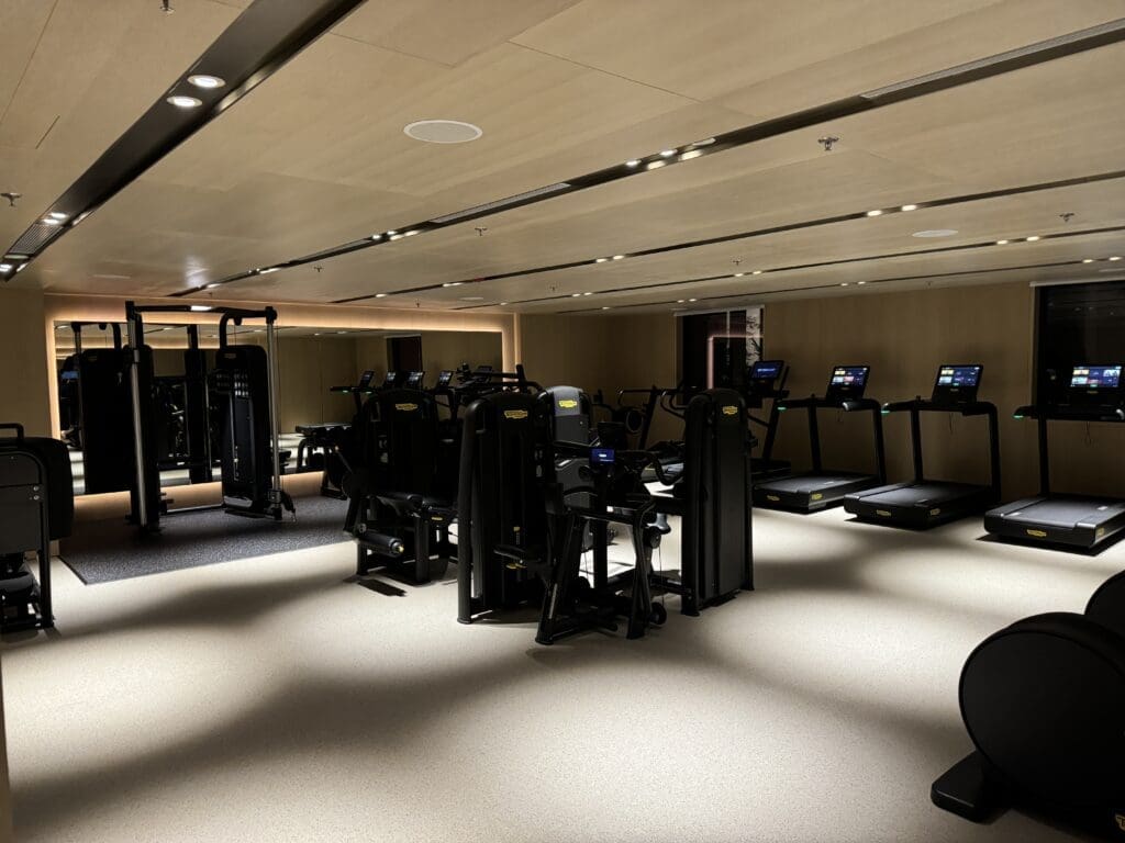 Modernt gym med de senaste Technogym-maskinerna