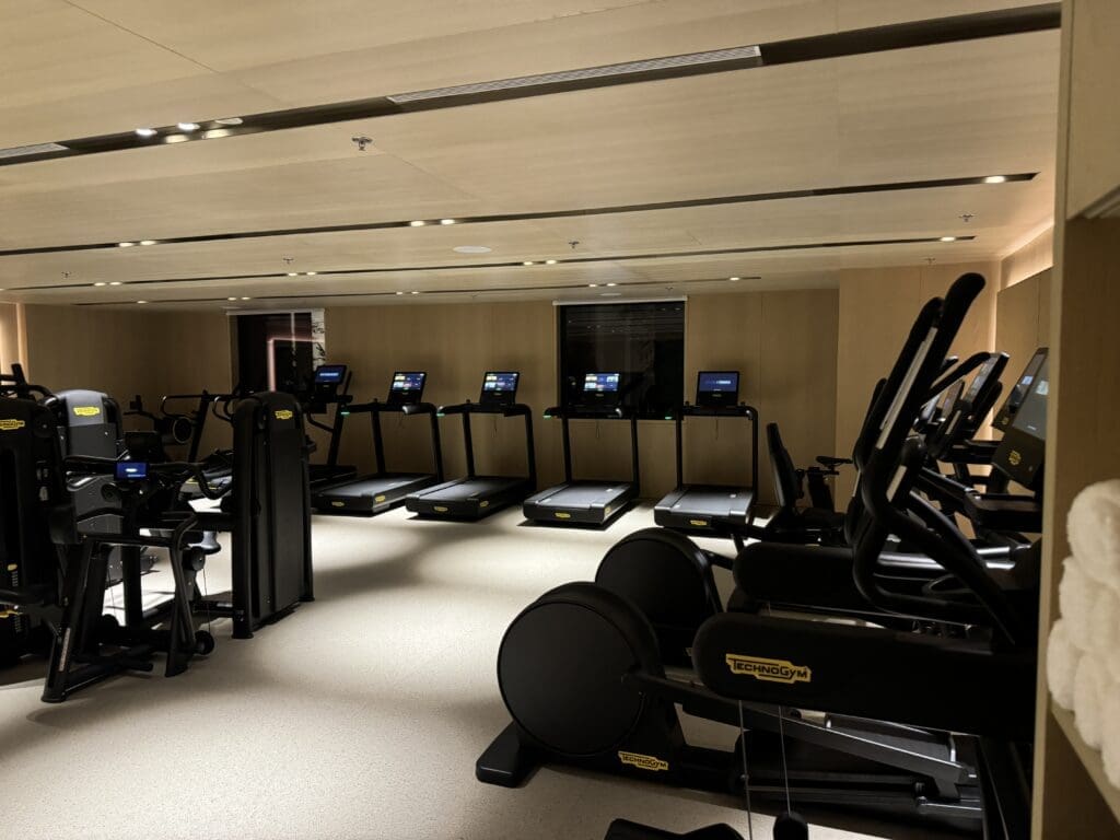 Modernt gym med de senaste Technogym-maskinerna