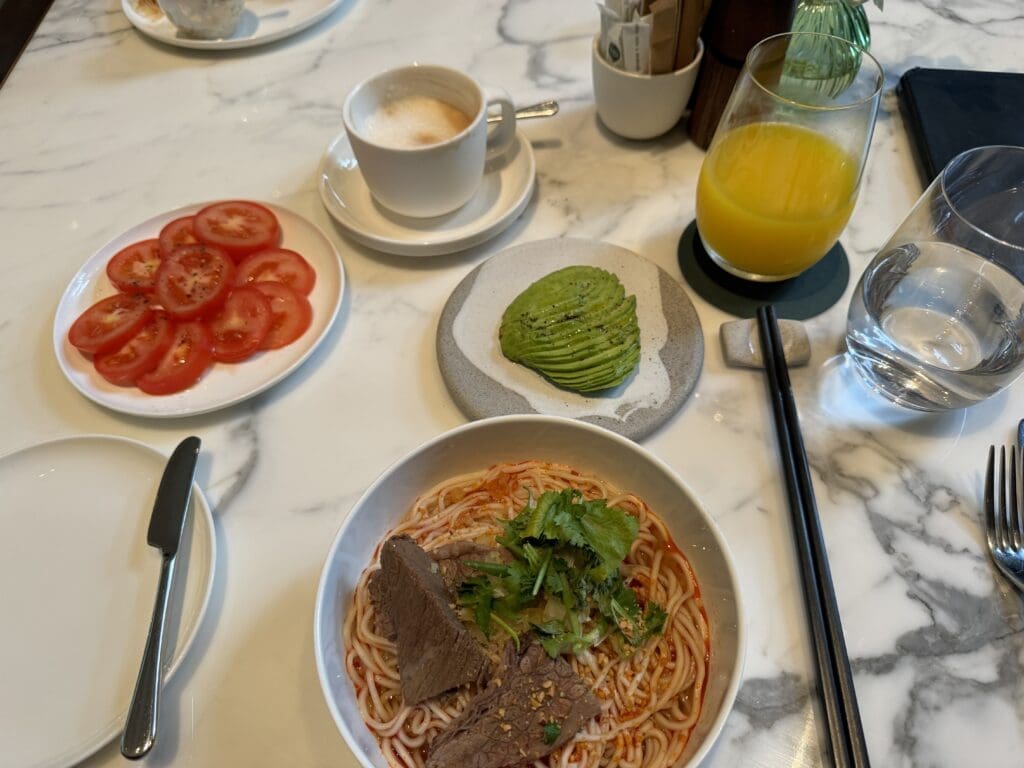 Spicy beef noodles with tomatoes and avocado